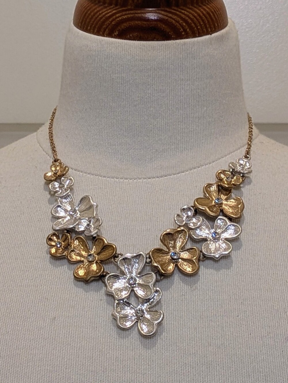 EUC 16"-19" Silvertone and Goldtone Flower Necklace with Crystals